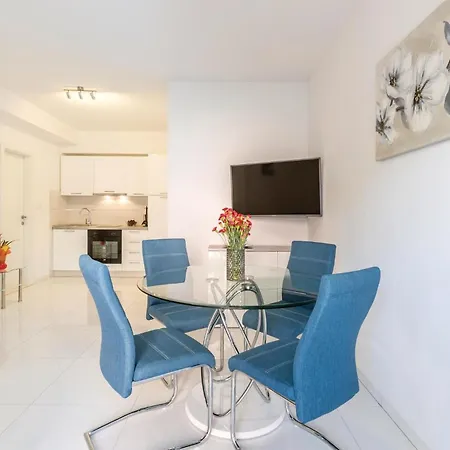 Apartment Lovely In With Wifi Podstrana